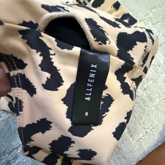 Chic Leopard Print Sports Bra - Picture 5 of 6